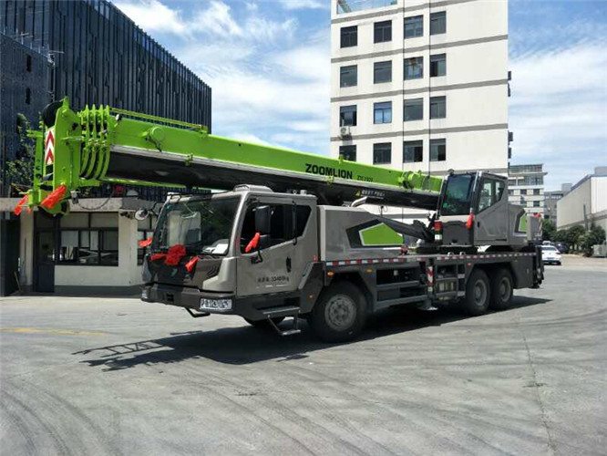 红山区跨街广告牌的高空安装注意事项