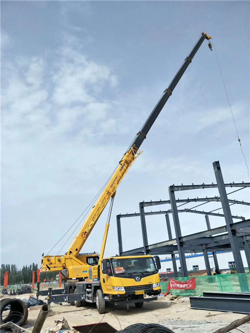 红山区超高层建筑钢结构吊装案例